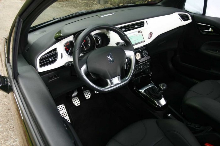 Luxusmini 4,5 literes fogyasztással 7 | Vezess A DS3 belterét luxusszintre emeli a bőr gazdag felhasználása