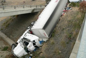 Ráborult a kamion, de túlélte a nő