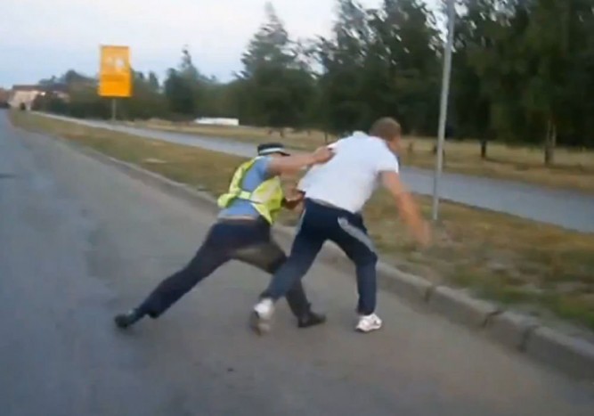 Részeg orosz a rendőrök ellen