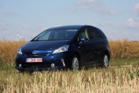 Elöl látszik a Prius-rokonság, de minden lemez más. Új a függőleges LED-ekből álló nappali fény