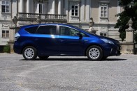 Profilból is felismerhető a Prius-sziluett, hiába nem ferdehátú