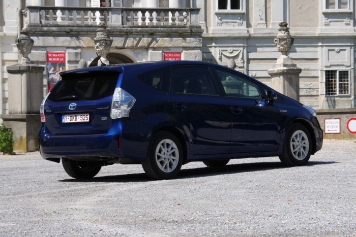 Tolóajtó helyett hagyományosakat alkalmaztak hátul 