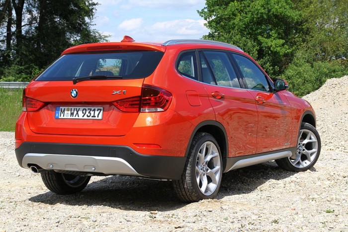 Sebészkés helyett smink, és kemény edzés: BMW X1 8 | Vezess Több a színre fényezett felület