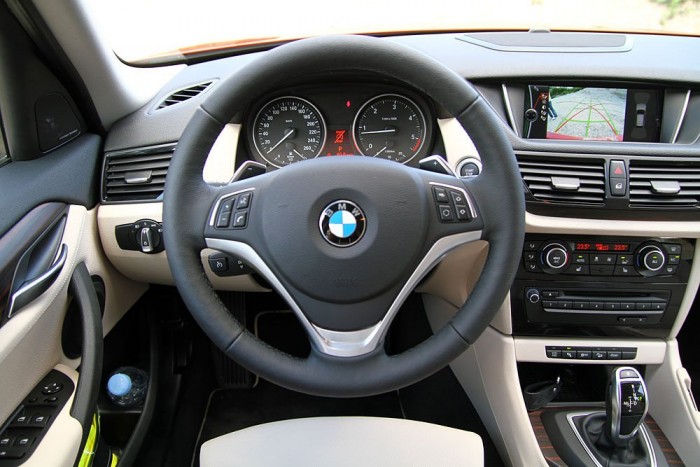 Sebészkés helyett smink, és kemény edzés: BMW X1 9 | Vezess Frissen tervezett, új bőrborítású kormánnyal is megrendelhető