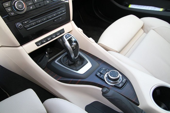 Sebészkés helyett smink, és kemény edzés: BMW X1 10 | Vezess Gyorsan, finoman dolgozik a nyolcfokozatú automatikus váltó