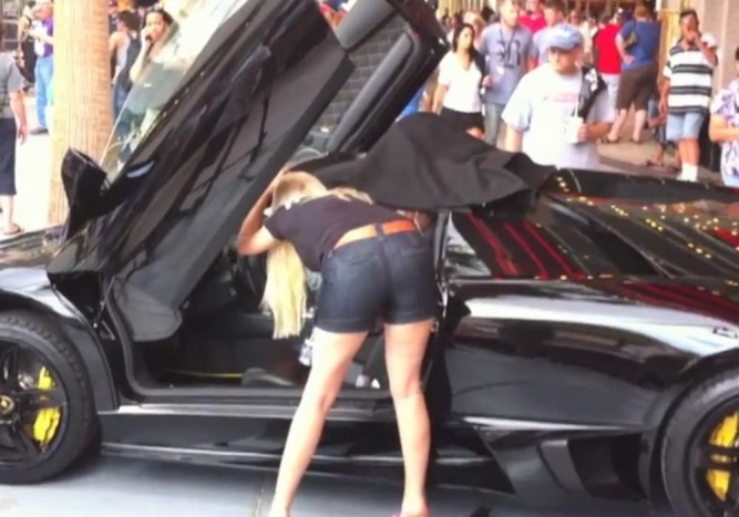 Csinos szőke küzdelme egy Lamborghinivel