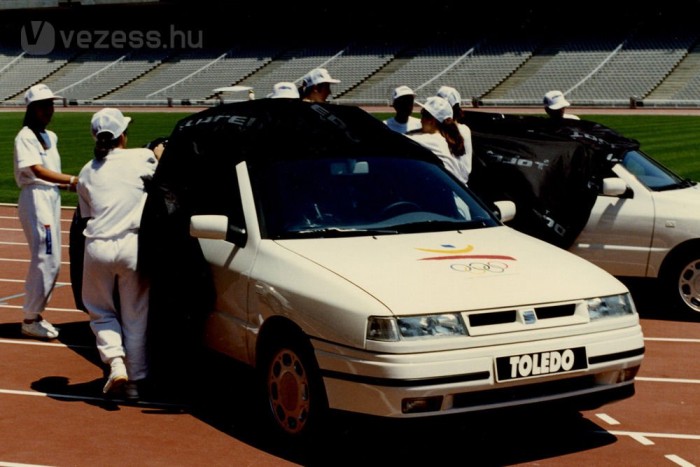 Jön a turbós családi autó 7 | Vezess 1991-ben mutatták be az első generációt. Lépcsőshátú, de ötajtós autó volt, hatalmas csomagtérfedéllel, akárcsak a Daihatsu Applause vagy a mai Skoda Superb II