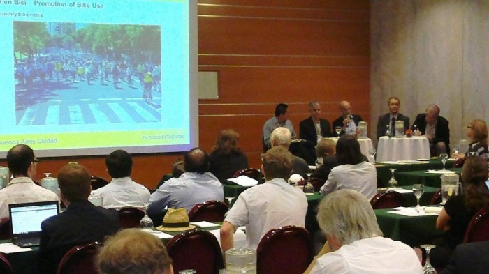 Vezető közlekedési szakemberek Mexikóvárosból, Buenos Airesből, Rio de Janeiróból, Párizsból, valamint a Budapesti Közlekedési Központból. Néhány percben foglalhatták csak össze a városaikban zajló fejlesztéseket.
