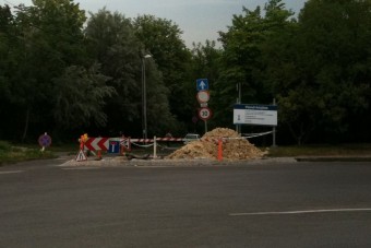 Egyirányú zsákutca, melyben megállni tilos