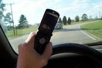 Elkobozzák a telefonálva vezetők mobilját