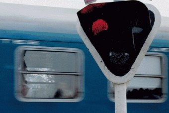 Agresszív autósok ütköznek vonattal