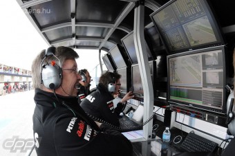 F1: A gumi a lényeg a Mercedesnél