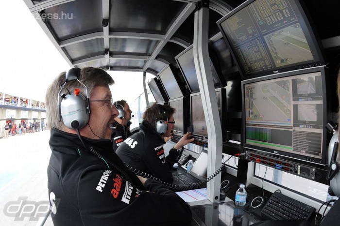 F1: A gumi a lényeg a Mercedesnél