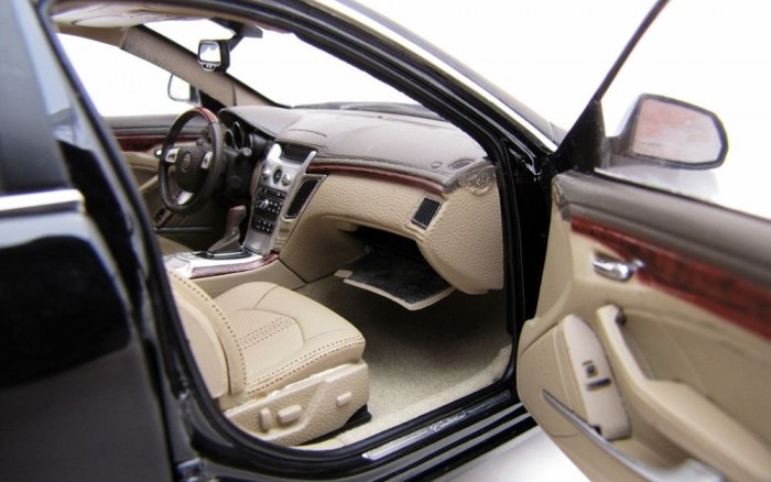 Kesztyűtartó nyitva, ülés előre húzva