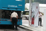 A busz töltése gázzal nem több idő, mint gázolajjal, csak kevésbé büdös művelet