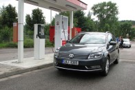 A Passat 1.4 TSI gyárilag gázos, ha kifogy a CNG, benzinre kapcsol a motor