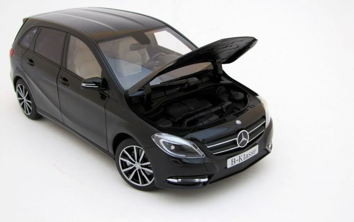 Rémes minőségű, sorjás, fekete műanyag kreáció a motor helyén