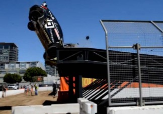 Rámpának ütközött, kigyulladt a versenyautó