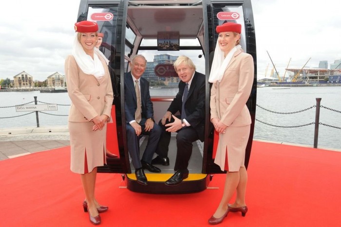 London polgármestere és az Emirates Air elnöke örül az új londoni járműnek