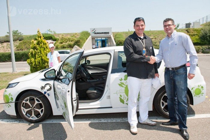 Egy Opel Amperát vásárolt az MVM leányvállalata. A képen Bally Attila, a cég elnöke és Gyulay Zsolt, a Hungaroring Sport Zrt. elnöke örvend az autónak