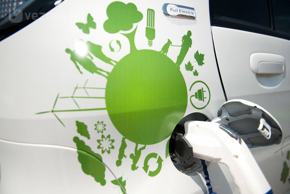 A pálya főbejáratánál található a töltőpont