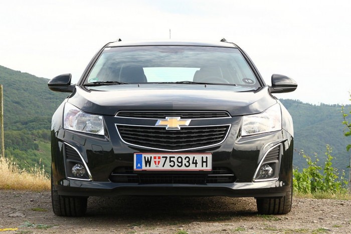 Szögletesebb lett a hűtőmaszk és a ködlámpa kerete is változott