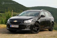 A négy- és ötajtós Chevrolet Cruze után végre megérkezett a legpraktikusabb, kombi változat is. A puttony nem egyedül, hanem szolid modellfrissítéssel kézen fogva érkezett.