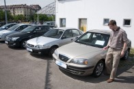 Mindenki tudja, hogy a Toyoták sokat kibírnak, így használtan megkérik az árukat. Kisebb presztízsű márkák autójával is jól lehet járni, például egy Hyundai Elantrával, még ha ezt kevesebben is hiszik el