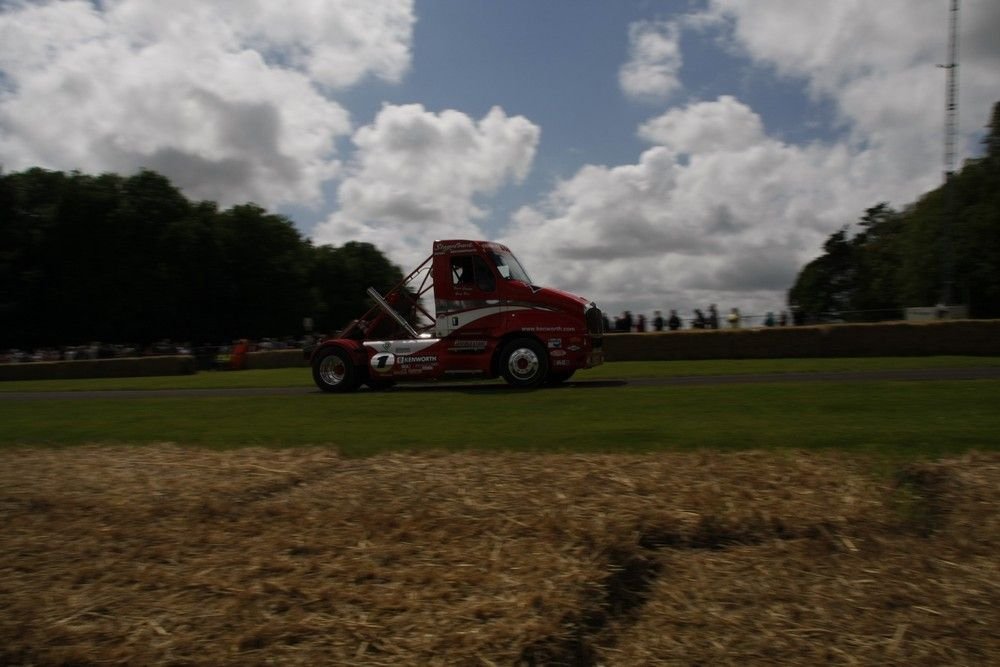 Angol humor: Kenworth-versenykamion a hill climbon