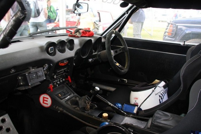 Egy Datsun 240Z belseje. Itt balról navigálnak