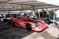 A legendás Porsche 917K, mellette a 804-es