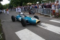 A motorsport alfája és omegája. Először átélve így jellemezhetjük Goodwood Festival of Speedet, amelyen külön kategóriát írtak ki az 1914 előtti gépeknek, ugyanakkor bemutatkozott mozgásban a jövőbemutató Alpine. Miközben Rauno Altonen erdei pályán kilincselt, Sebastian Vettel 120 másik indulóval együtt hegyi felfutón száguldozott. Le Mans hosszútávfutói ugyanúgy eljöttek, mint a 900 lóerős dragsterek - a hatás pedig semmilyen droghoz sem mérhető