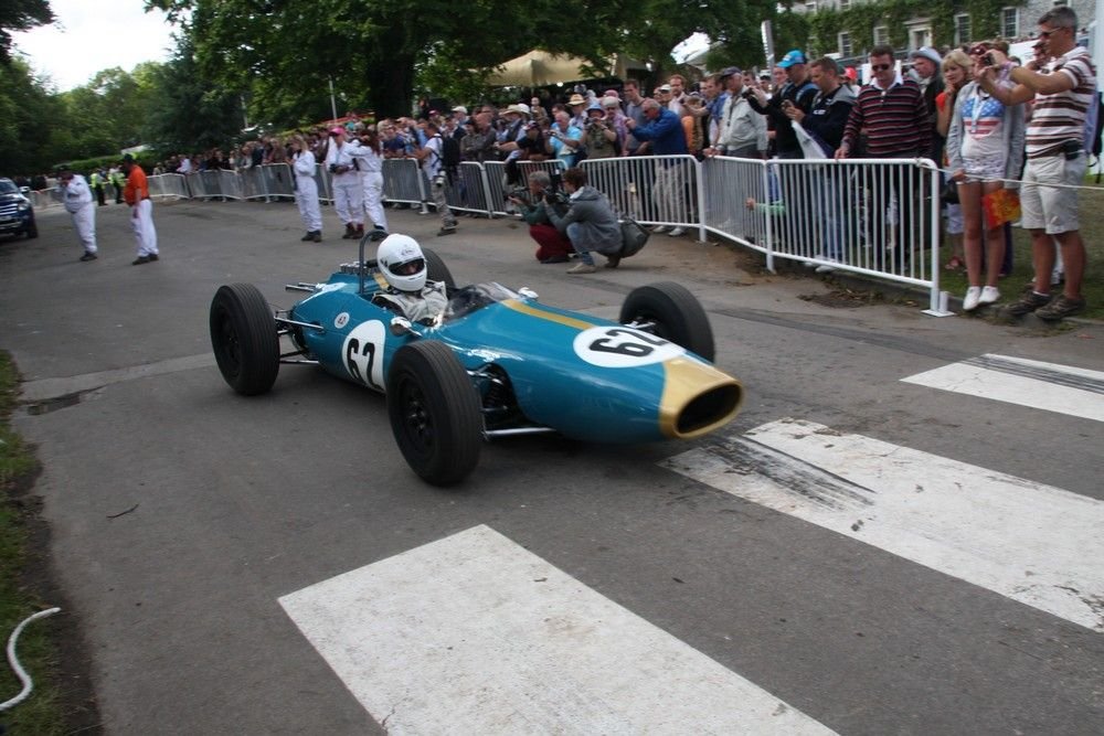 A motorsport alfája és omegája. Először átélve így jellemezhetjük Goodwood Festival of Speedet, amelyen külön kategóriát írtak ki az 1914 előtti gépeknek, ugyanakkor bemutatkozott mozgásban a jövőbemutató Alpine. Miközben Rauno Altonen erdei pályán kilincselt, Sebastian Vettel 120 másik indulóval együtt hegyi felfutón száguldozott. Le Mans hosszútávfutói ugyanúgy eljöttek, mint a 900 lóerős dragsterek - a hatás pedig semmilyen droghoz sem mérhető