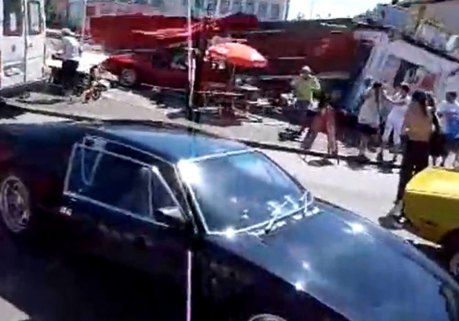 Félelmetes baleset az autótalálkozón