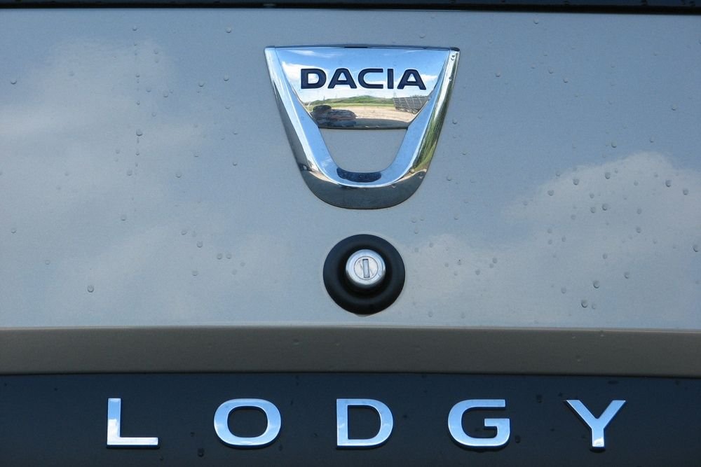 Sörnyitó, divatjamúlt gombos nyitás és egy új Dacia-modellnév