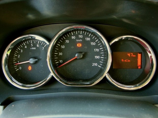 Egyenműszerek benzineshez és dízelhez, piros fordulat-mező nélkül