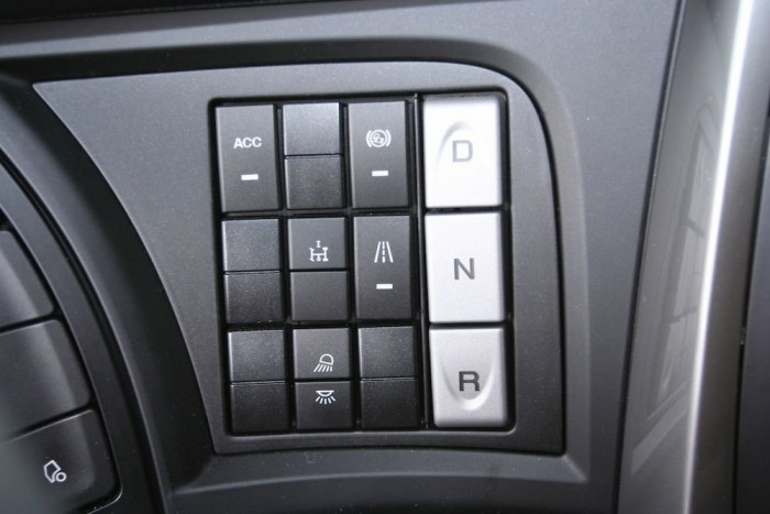 A kormány jobb oldalára került kapcsoló panel jobb oszlopában találhatóak a váltó kapcsolói  