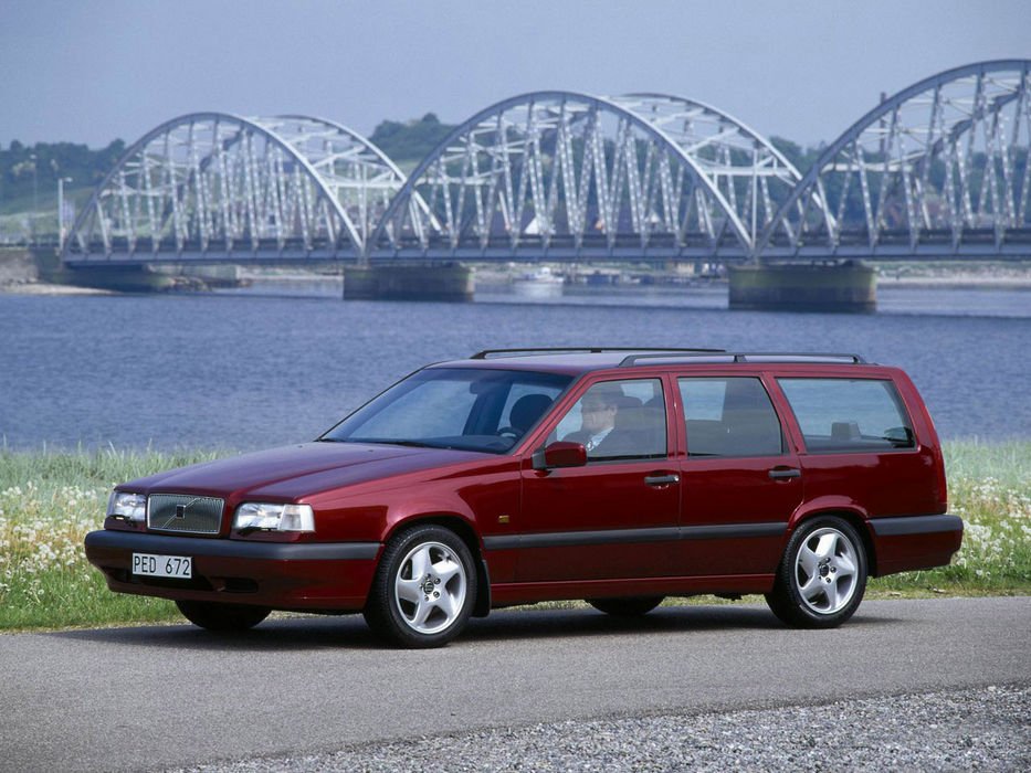 Ha fő a biztonság és a kényeztető svéd hangulat, akkor a Volvo 850 ideális választás lehet