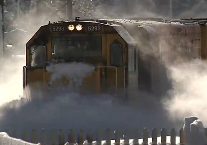 Hűsítő videó – Vonat a hófal ellen