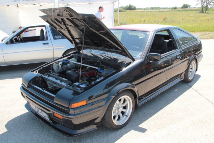 Egy AE86, azaz Hacsiroku. Utólagos átépítéssel  van belőle hengerenként ötszelepes, hengerenkénti pillangószelepes verzió is