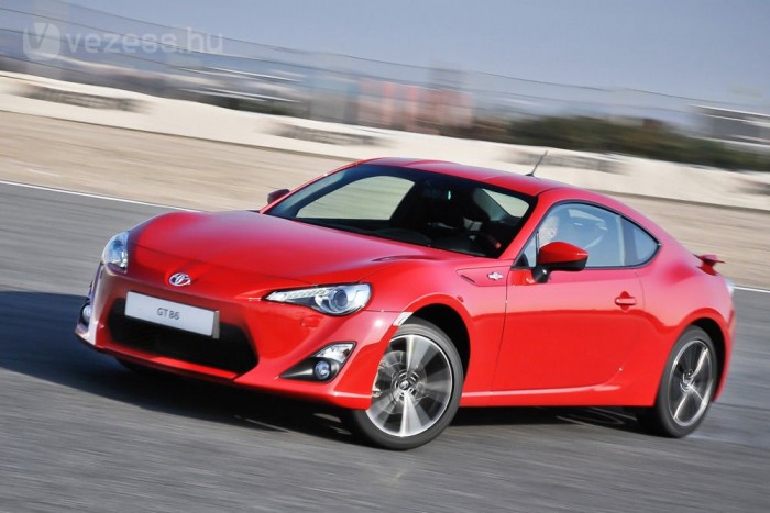 Nem zabál: a reptéri padlógáz ellenére az egyik autóban 16,1 a másikban 14,5 literes fogyasztást jelzett a fedélzeti számítógép