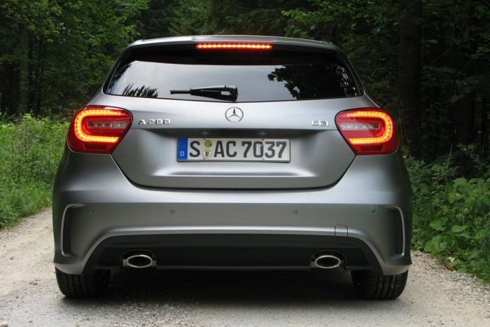 Érdekes az erősen szűkülő fejtér és a csomagtartó ajtajának formája