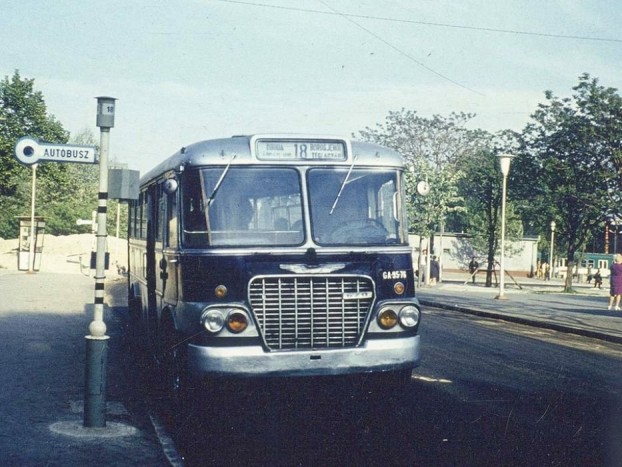 18-ason közlekedő Ikarus 620-as az óbudai végállomáson treffre állt