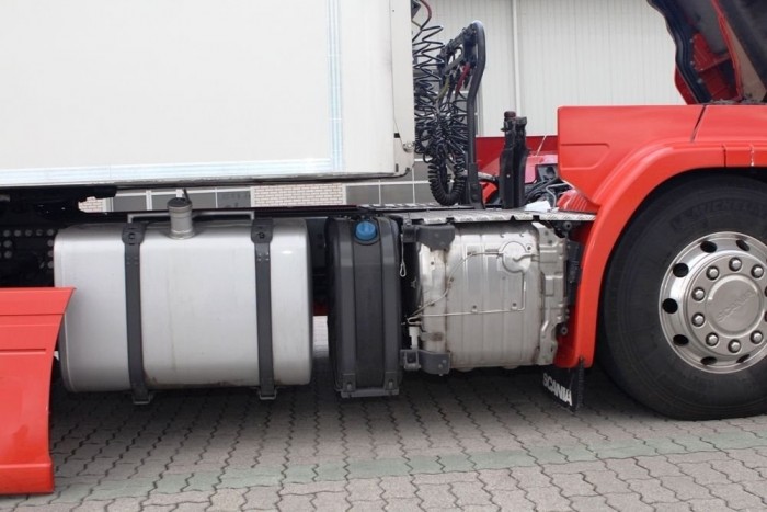 Az üzemanyagtank és a katalizátor közt található a hőszigetelt AdBlue-tartály