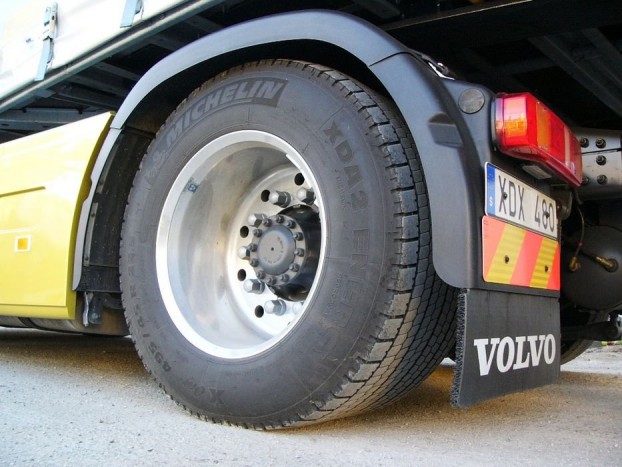 Volt idő, amikor még találkozhattunk supersingle gumikkal a tesztkamionokon