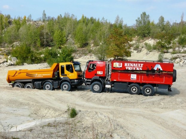 Egymásnak feszülnek a kerékképletek. Balra 8x4, jobbra 6x6