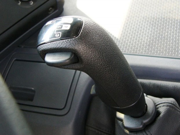 Elöl lent a sorváltó, balra az osztómű elektronikus kapcsolója