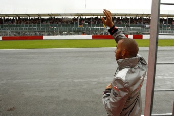 F1: Hamilton az élen, Alonso a falban