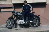 Mint akkoriban mindenki (a '80-as évekről van szó) én is motorral kezdtem, méghozzá Verhovinával, mert arra tellett. Ez már nem az, itt már megszaladt, 1985-ben vettem első négyütemű és nem mellesleg nyugati motoromat, egy akkor legalább 32 éves NSU 251 OSL-t 3000 forintért. Nem volt drága, de a blokkján kívül semmi sem volt benne eredeti, ezért nem tartottam meg sokáig