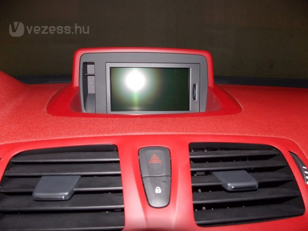 Fotózzunk autót! 9 | Vezess Rossz! A meztelen vaku becsillan a műszerfal tükröződő felületein.